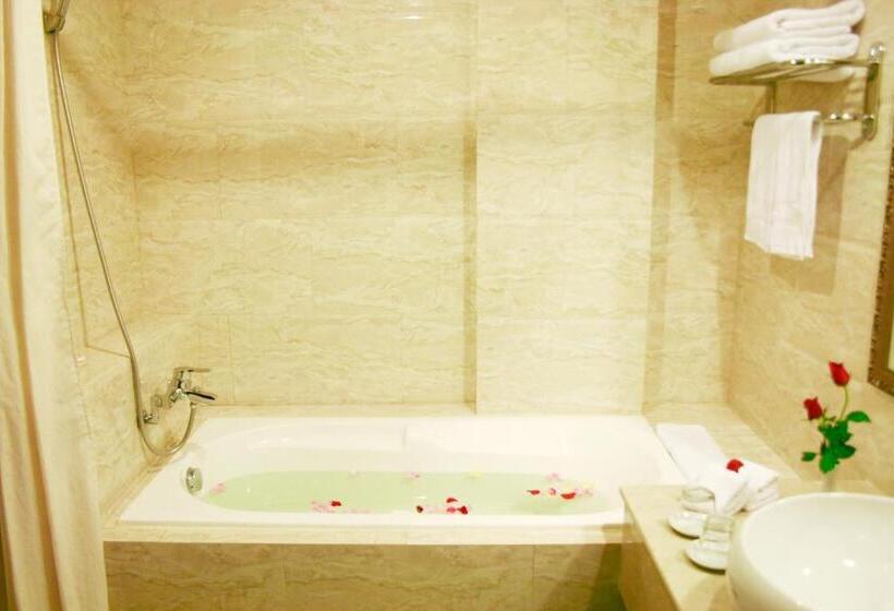 اتاق لوکس, Angella