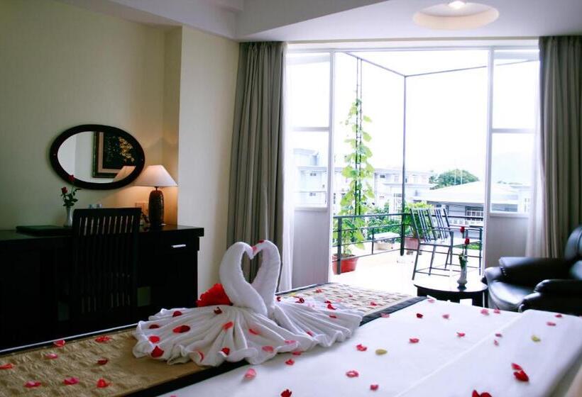 اتاق لوکس, Angella