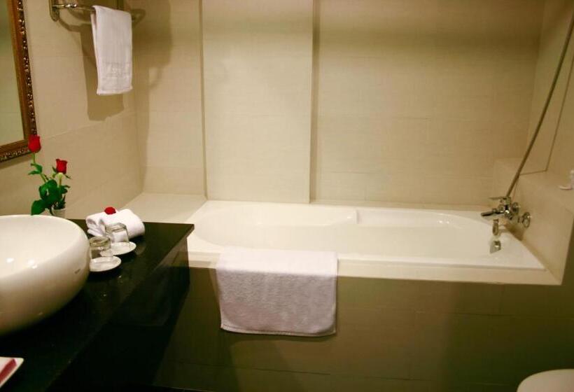 اتاق لوکس, Angella