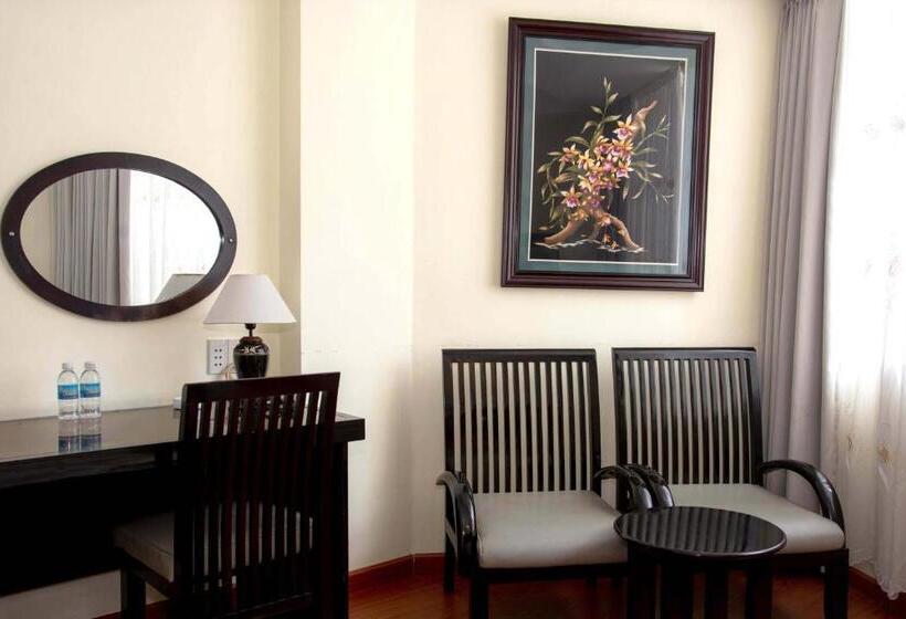 اتاق لوکس, Angella