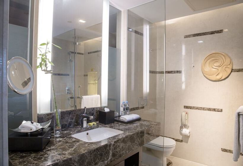 جناح جونيور مطل على المدينة, Intercontinental Qingdao, An Ihg Hotel   Inside The Olympic Sailing Center