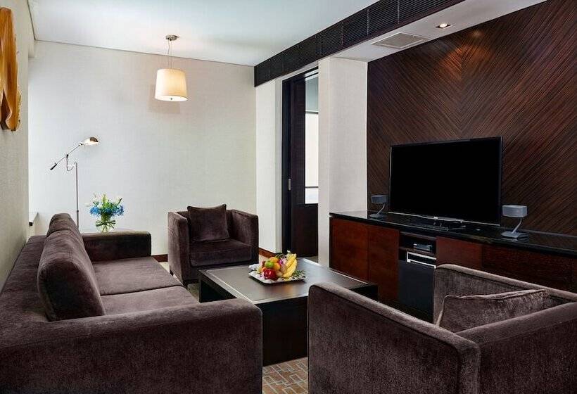 جناح جونيور مطل على المدينة, Intercontinental Qingdao, An Ihg Hotel   Inside The Olympic Sailing Center