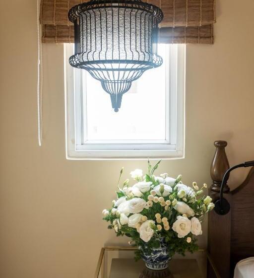 اتاق لوکس, Sanouva Saigon