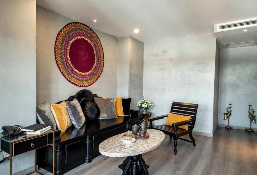 اتاق اجرایی, Sanouva Saigon