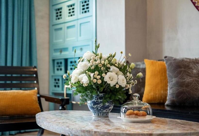 اتاق اجرایی, Sanouva Saigon