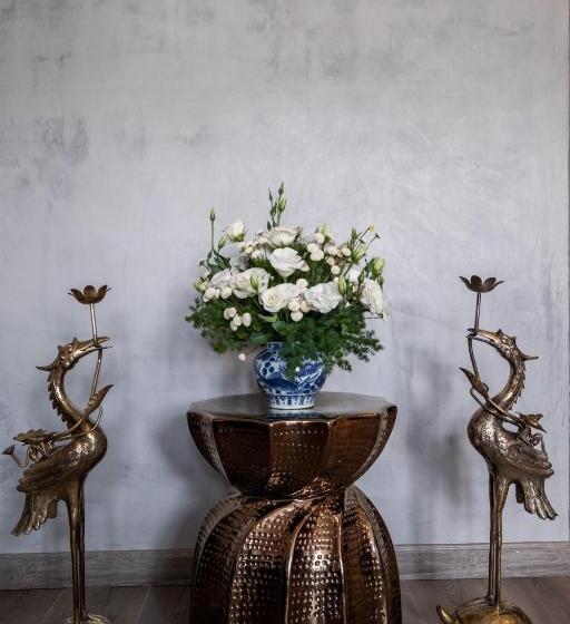 اتاق اجرایی, Sanouva Saigon