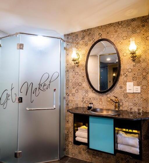 اتاق لوکس, Sanouva Saigon