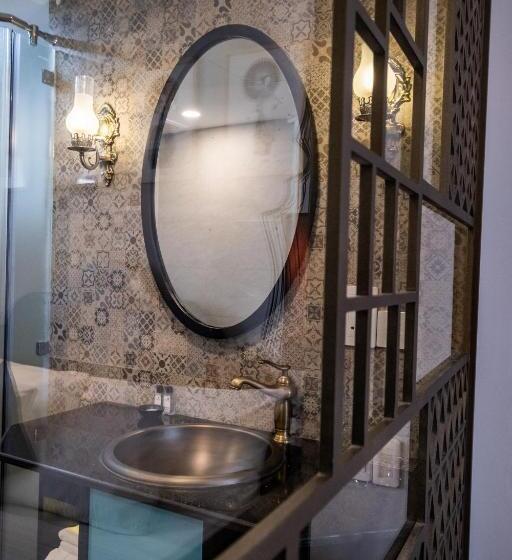 اتاق لوکس, Sanouva Saigon