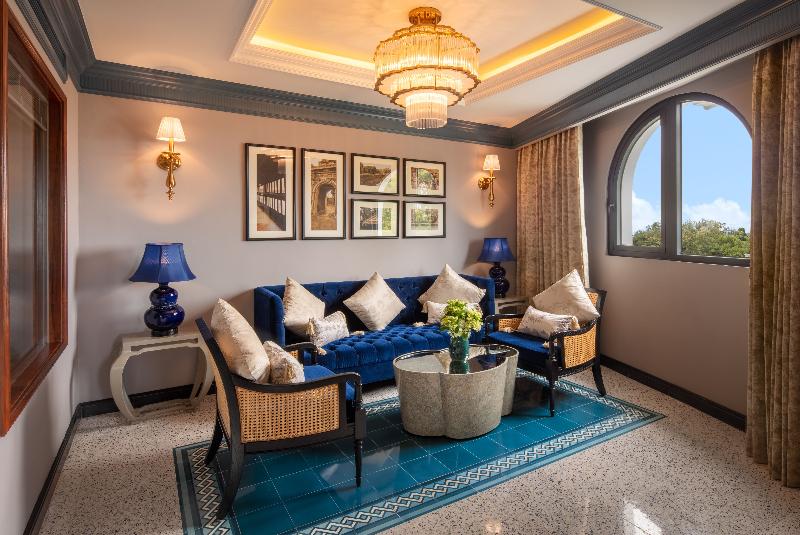 سوییت اجرایی, Silk Path Grand Hue