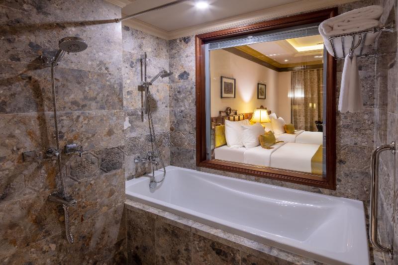 اتاق پرمیوم, Silk Path Grand Hue