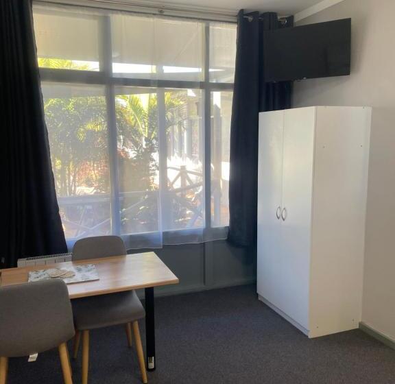 استودیوی استاندارد, Lismore Fair Dinkum Motel