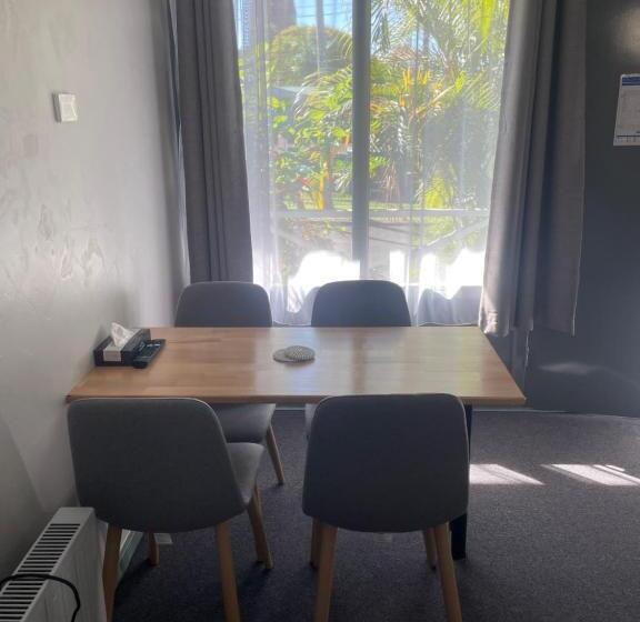 اتاق خانوادگی, Lismore Fair Dinkum Motel