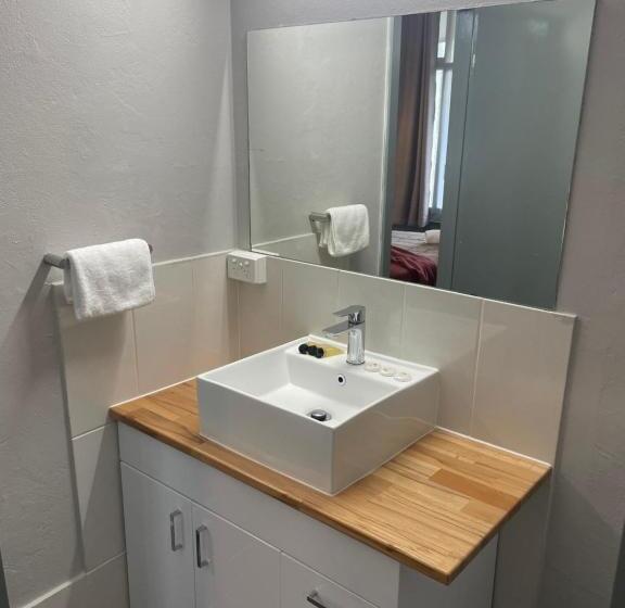 اتاق خانوادگی, Lismore Fair Dinkum Motel