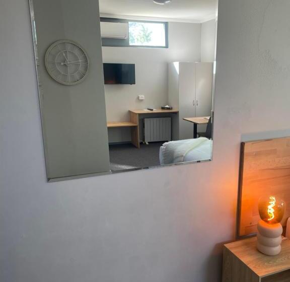 استودیوی استاندارد, Lismore Fair Dinkum Motel