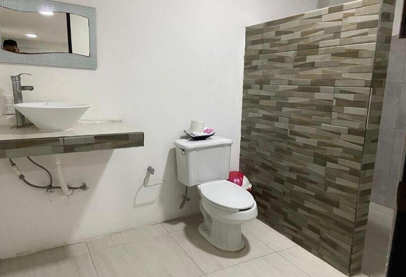 Háromágyas Economy Szoba, Miriam Bacalar