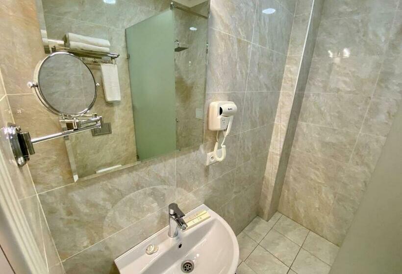 اتاق لوکس با تخت بزرگ, Resident Bishkek