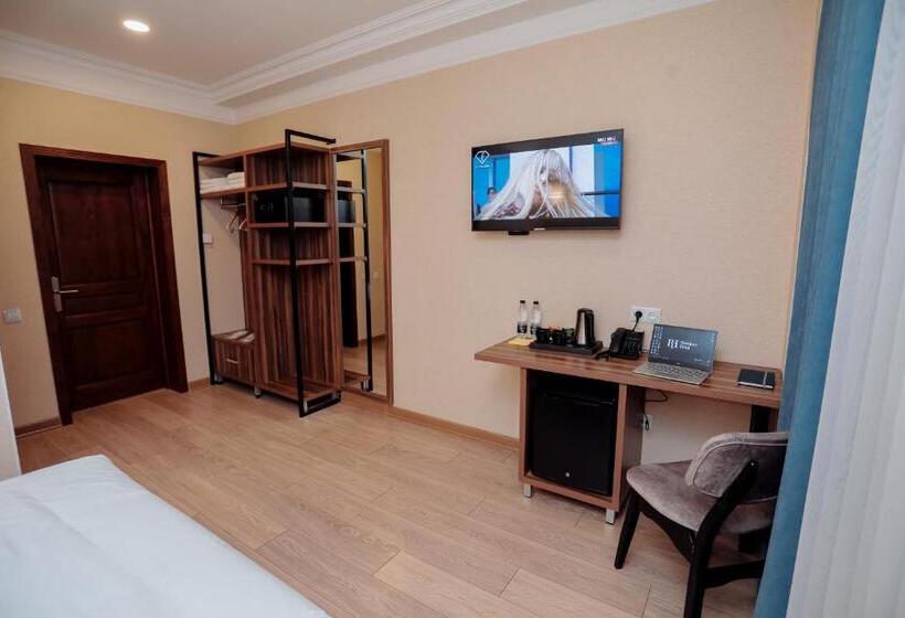 اتاق لوکس, Resident Bishkek