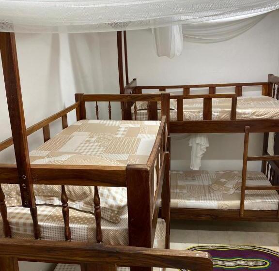 اتاق استاندارد سه نفره, Sanaa Hostel