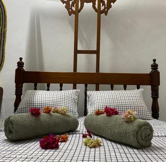 经济房, Sanaa Hostel