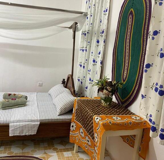 经济房, Sanaa Hostel