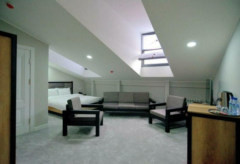 اتاق لوکس, Merci