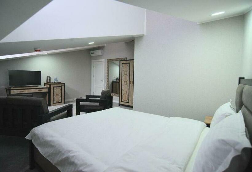 اتاق لوکس, Merci