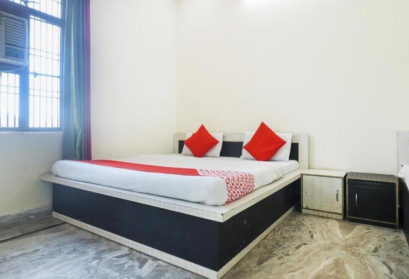 トリプルクラシックルーム, Oyo 72863 New Satkar