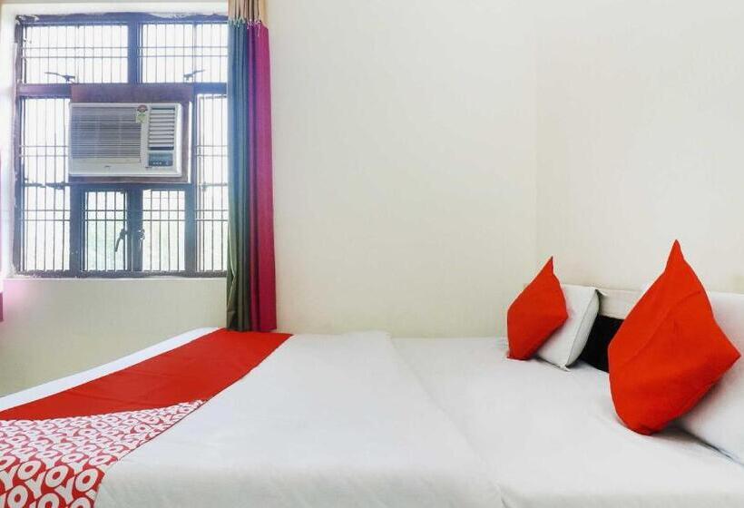 トリプルクラシックルーム, Oyo 72863 New Satkar