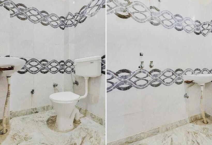 プールの見えるスタンダードトリプルルーム, Oyo 72863 New Satkar