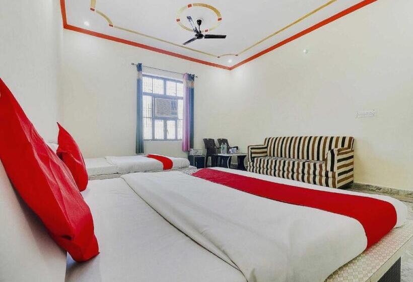 プールの見えるスタンダードトリプルルーム, Oyo 72863 New Satkar