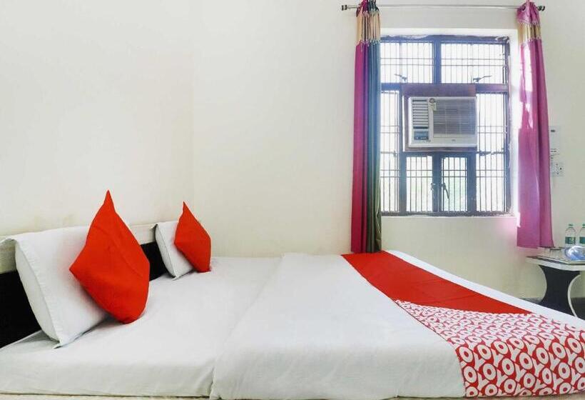 プールの見えるスタンダードトリプルルーム, Oyo 72863 New Satkar