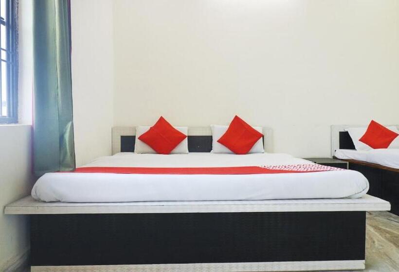 プールの見えるスタンダードトリプルルーム, Oyo 72863 New Satkar