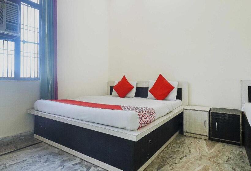 プールの見えるスタンダードトリプルルーム, Oyo 72863 New Satkar