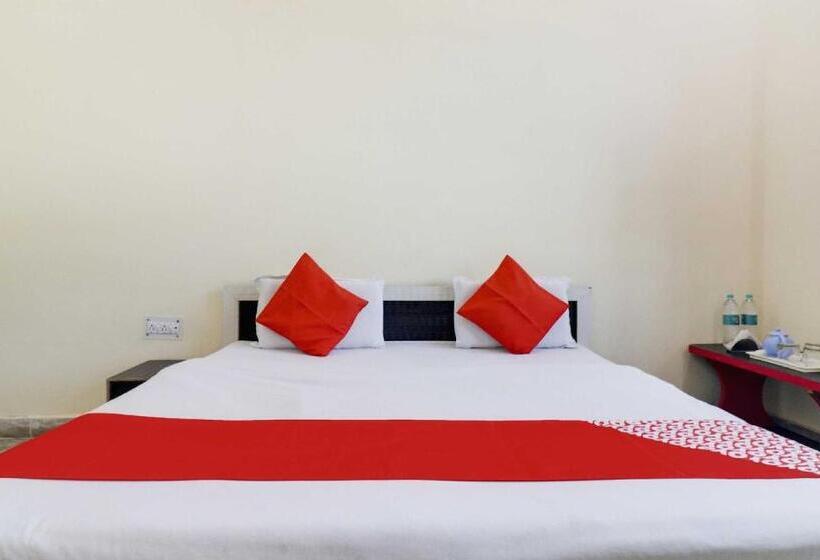 プールの見えるスタンダードトリプルルーム, Oyo 72863 New Satkar