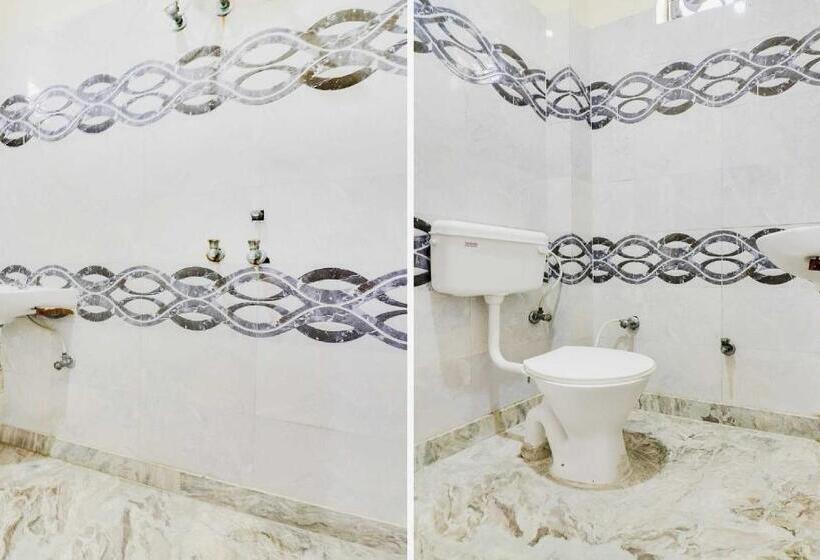 プールの見えるスタンダードトリプルルーム, Oyo 72863 New Satkar