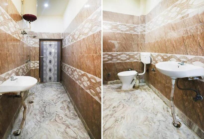 トリプルクラシックルーム, Oyo 72863 New Satkar