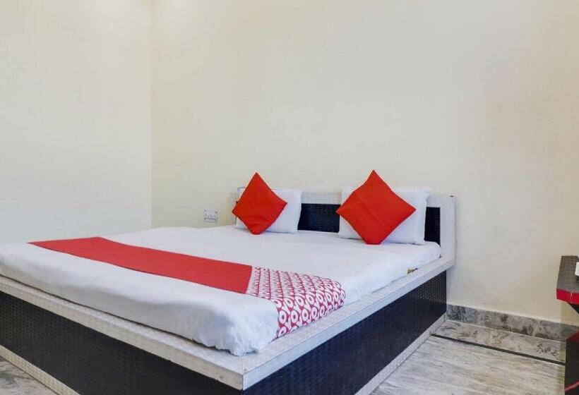 プールの見えるスタンダードトリプルルーム, Oyo 72863 New Satkar