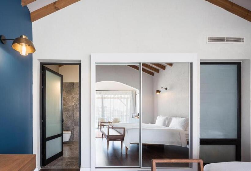 جناح مطلّ علي البحر, Gillham Vineyard