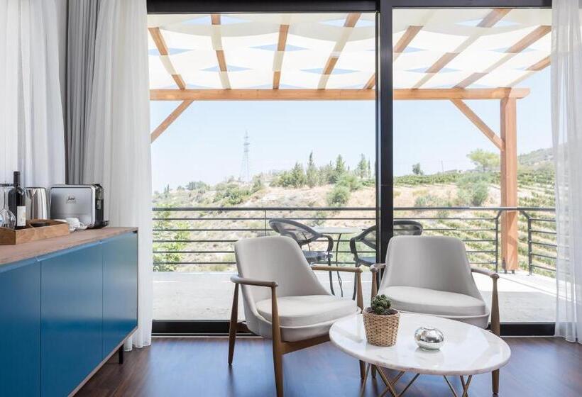 جناح مطلّ علي البحر, Gillham Vineyard