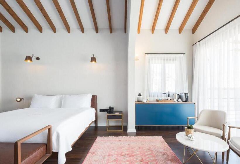 جناح مطلّ علي البحر, Gillham Vineyard