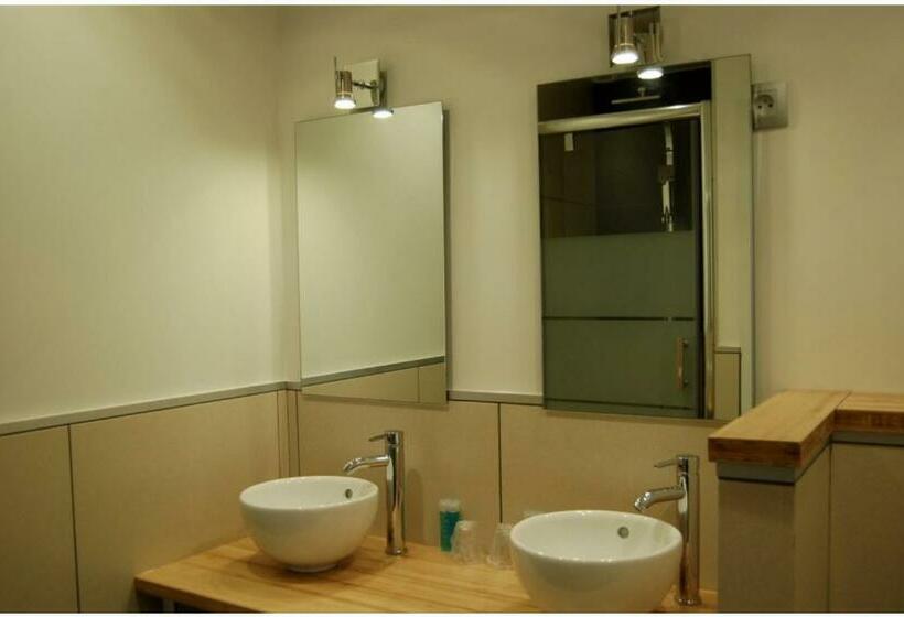 חדר סטנדרט לשלושה, La Caroline