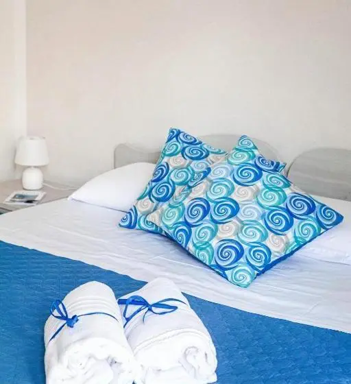 Deluxe Kolmen Hengen Huone, B&b Peonies
