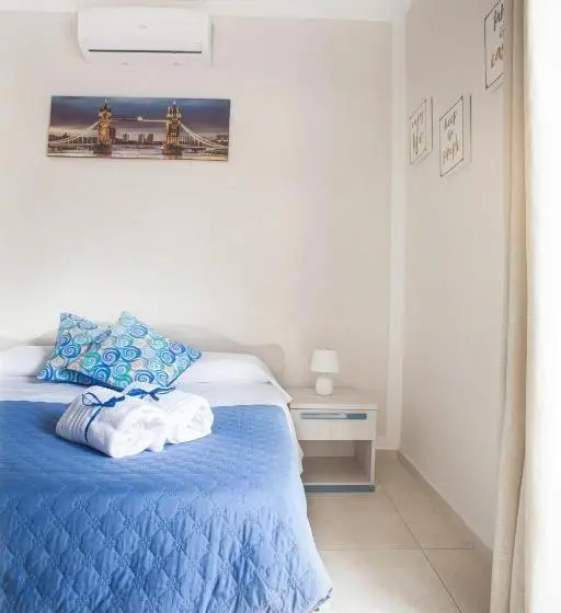Deluxe Kolmen Hengen Huone, B&b Peonies