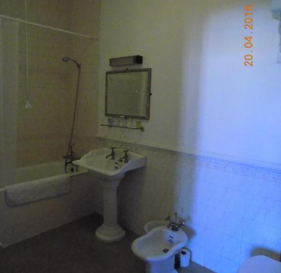 غرفة قياسية ثلاثية, The Londesborough Arms Bar With En Suite Rooms