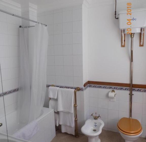 غرفة قياسية ثلاثية, The Londesborough Arms Bar With En Suite Rooms