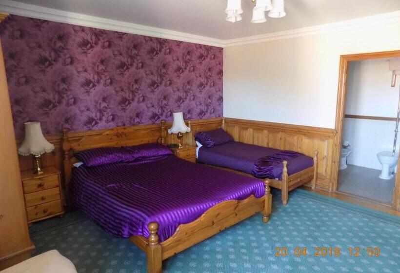 غرفة قياسية ثلاثية, The Londesborough Arms Bar With En Suite Rooms