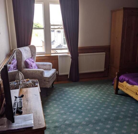 غرفة قياسية ثلاثية, The Londesborough Arms Bar With En Suite Rooms