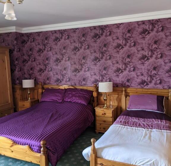 غرفة قياسية ثلاثية, The Londesborough Arms Bar With En Suite Rooms