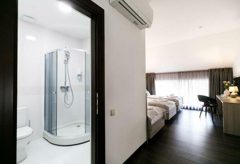 اتاق راحتی سه تخته, Antonio