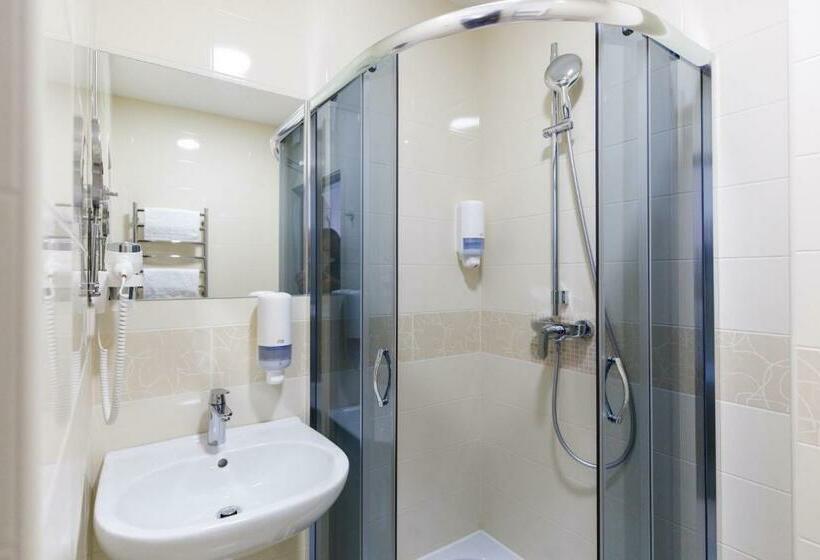 اتاق سوپریور, Antonio